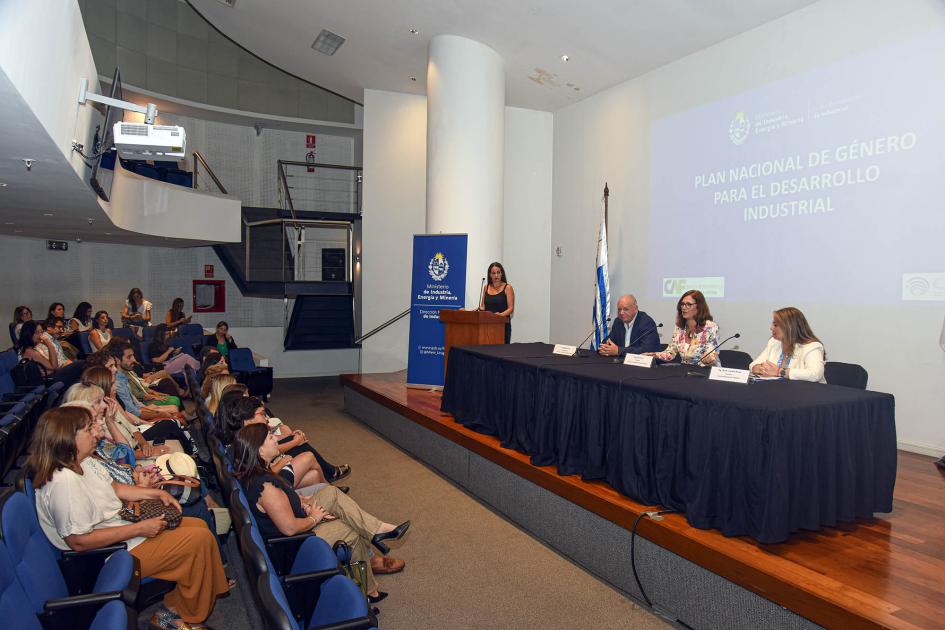 El evento se desarrolló en la Torre Ejecutiva Sobre el escenario, Pecoy habla en atril; en mesa, Facio y Pecoy; frente, el público