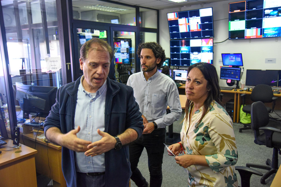 Ministra Cardona en laboratorio audiovisual de Dinatel. Detrás, pantallas 