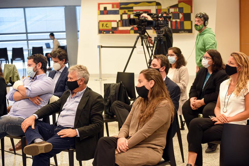Público asistente al lanzamiento Público en el evento; detrás se ven cámaras y detrás de ellas, cuadros