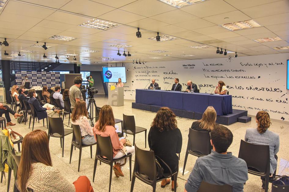 La actividad se desarrolló en la sala Idea Vilariño de la Torre de las Telecomunicaciones Público; al fondo se ve la mesa de autoridades