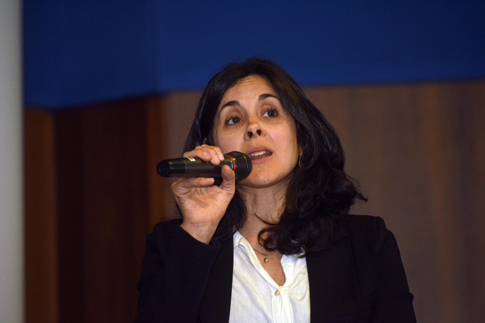 Silvana Grosso, encargada del área de Política Industrial de la DNI del MIEM Grosso habla con un micrófono