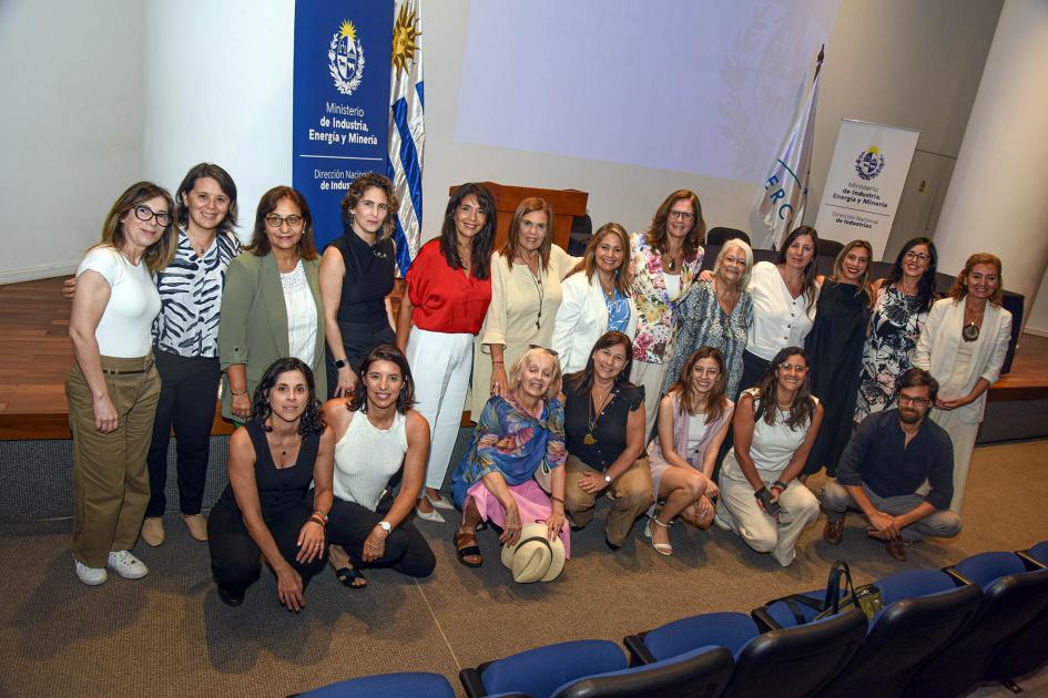 Equipo participante de la iniciativa Personas paradas y arrodilladas; detrás, banners del MIEM