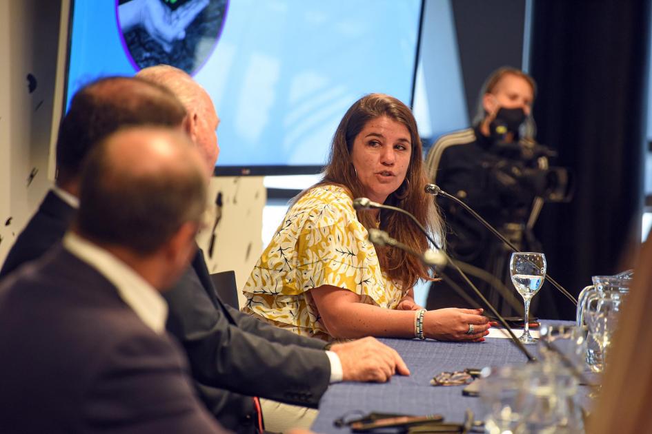 Mesa de autoridades; al fondo, mirando de frente, se ve a la representante de ANII, Ximena Camaño