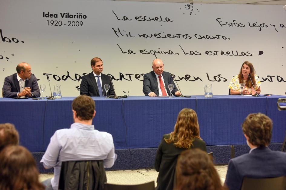 Lanzamiento del Fondo de Investigación e Innovación en Economía Circular Público y, al fondo, mesa de autoridades