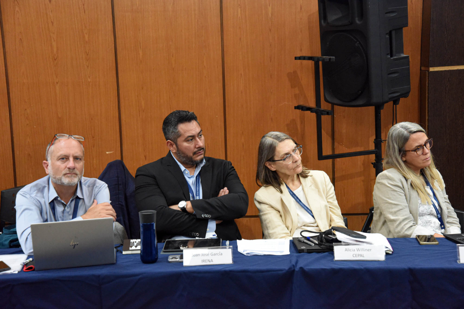 Cuatro personas sentadas en una mesa