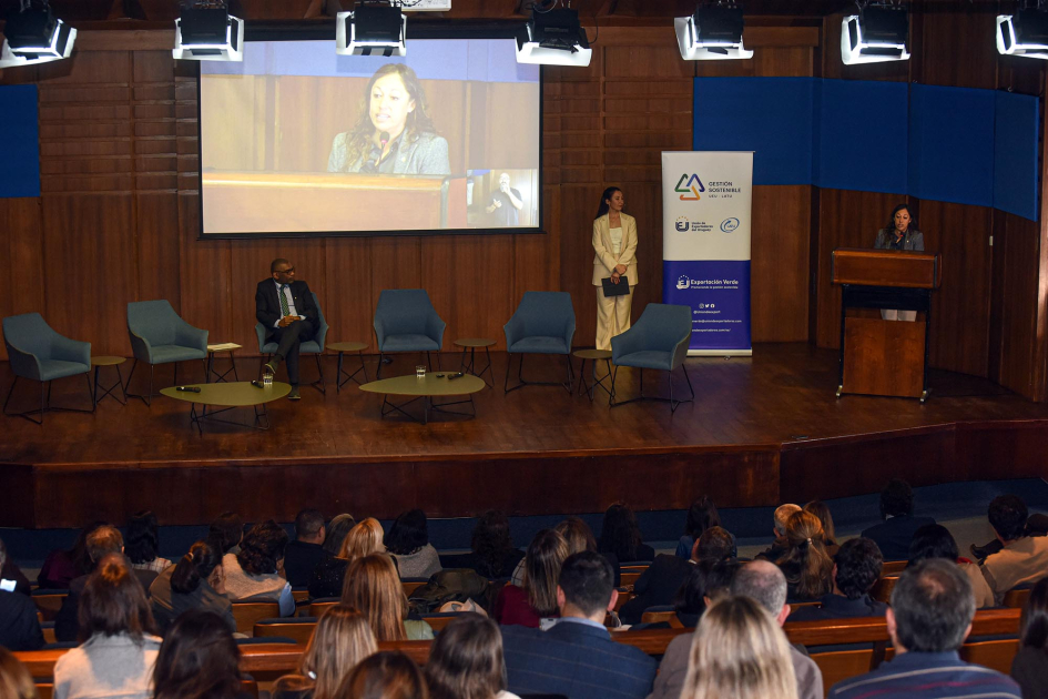 Cierre del evento Exportación sostenible: propuestas y herramientas para su impulso Al fondo: escenario con la ministra Cardona en atril y el ministro Ortuño, sentado