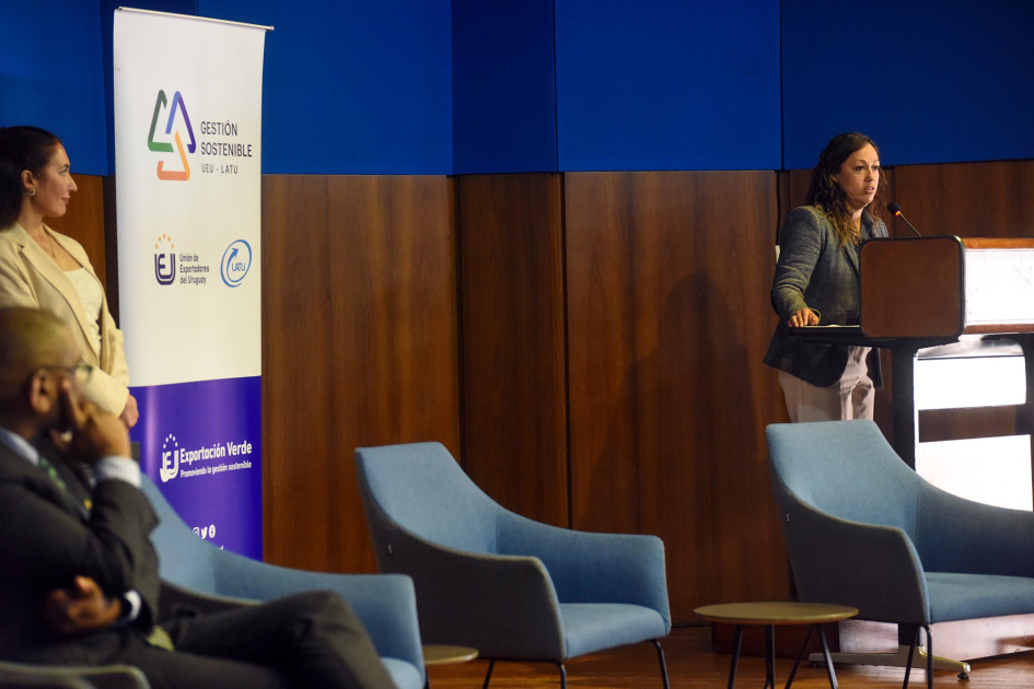 El evento se desarrolló en el LATU En un extremo, ministra Cardona habla desde un atril; en el otro, Ortuño, sentado, y mujer de pie
