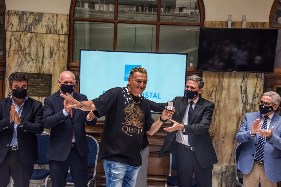 Funcionario homenajeado saluda junto a las autoridades Funcionario homenajeado saluda junto a las autoridades