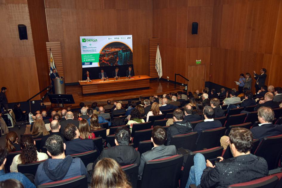 Panel expositor y público asistente.