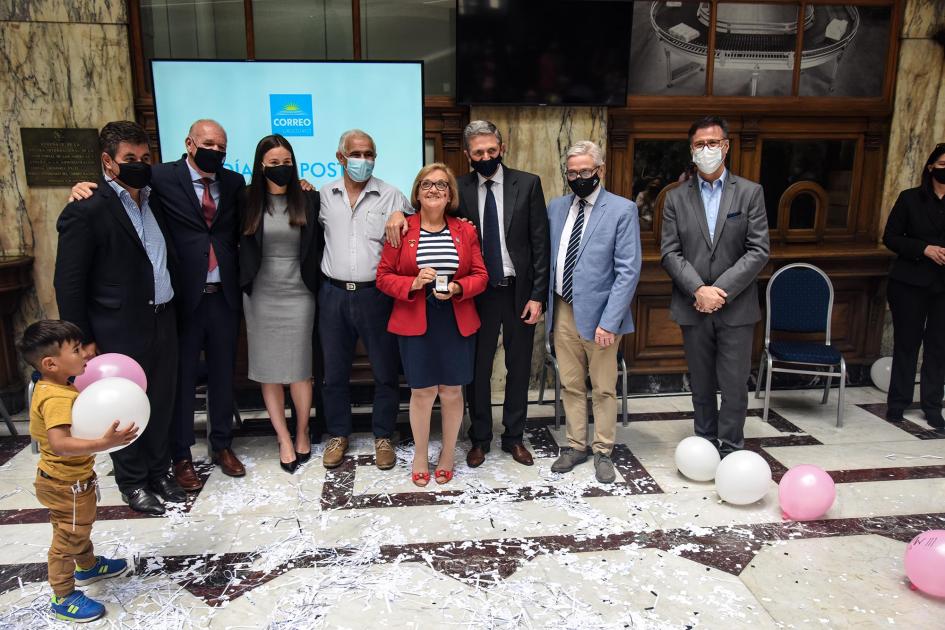 Autoridades y una de las funcionarias reconocidas en el homenaje Autoridades y una de las funcionarias reconocidas en el homenaje
