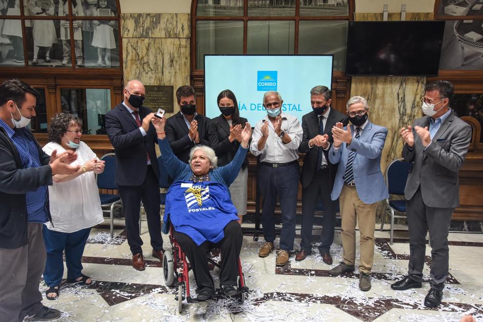 Una funcionaria homenajeada celebra junto a las autoridades Una funcionaria homenajeada celebra junto a las autoridades