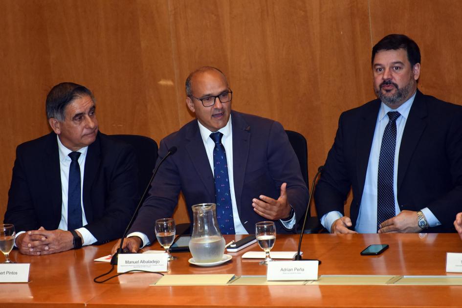 Manuel Albadalejo, representante de ONUDI para el Cono Sur Mesa de autoridades; en el centro, Manuel Albadalejo