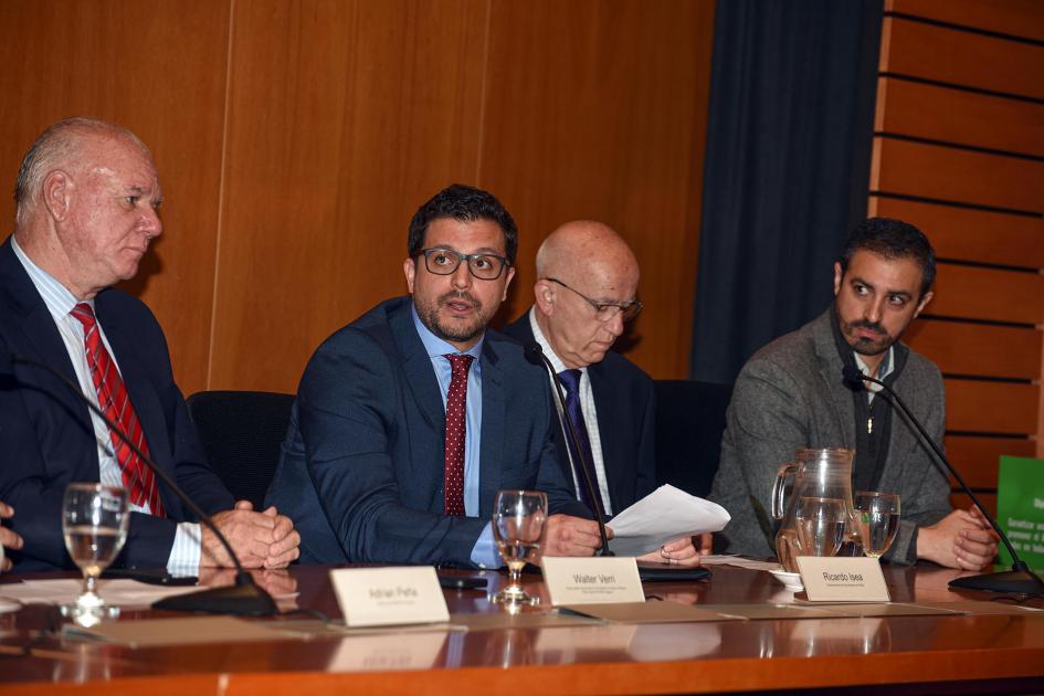 Ricardo Isea, representante del Secretariado de PAGE Mesa de autoridades; en el centro, Ricardo Isea