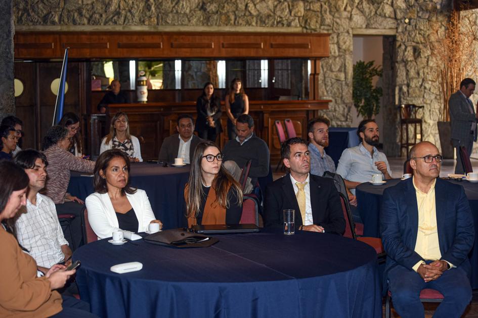 El proyecto interinstitucional apunta a la descarbonización de las industrias del acero y el cemento Autoridades e invitados, sentados en mesas en el Club de los Industriales