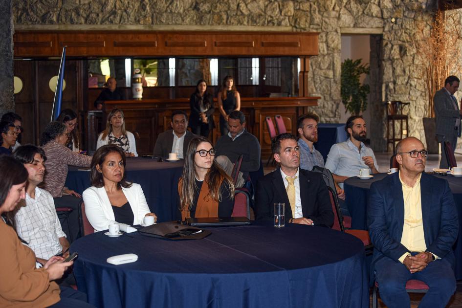 Autoridades e invitados, sentados en mesas en el Club de los Industriales