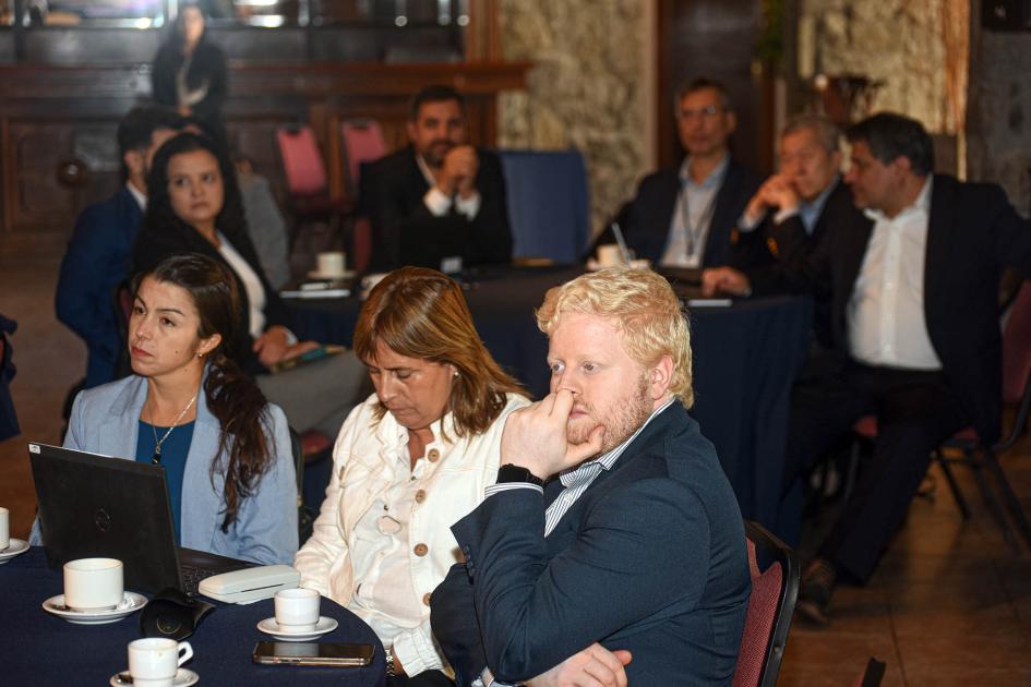En el evento participaron autoridades de los sectores público y privado Autoridades e invitados, sentados en mesas