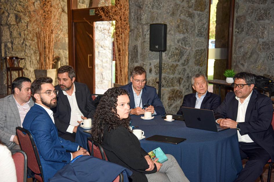 En la nueva línea de trabajo participan el MIEM, el BID, la CIU y empresas privadas Autoridades y participantes, sentados en mesas