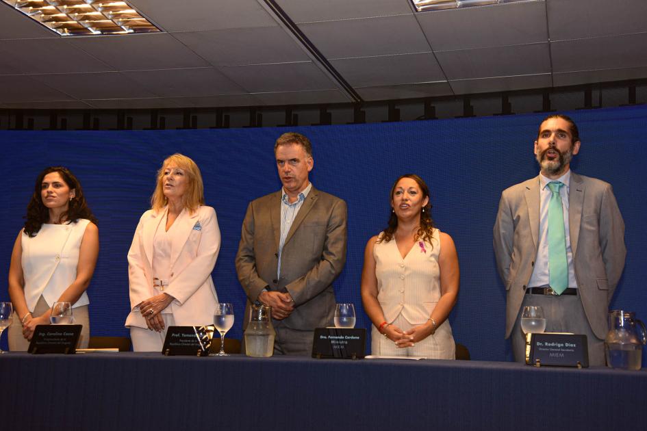 Mesa de autoridades De izquierda a derecha: Villar, Cosse, Orsi, Cardona y Díaz, de pie. Cantan el himno