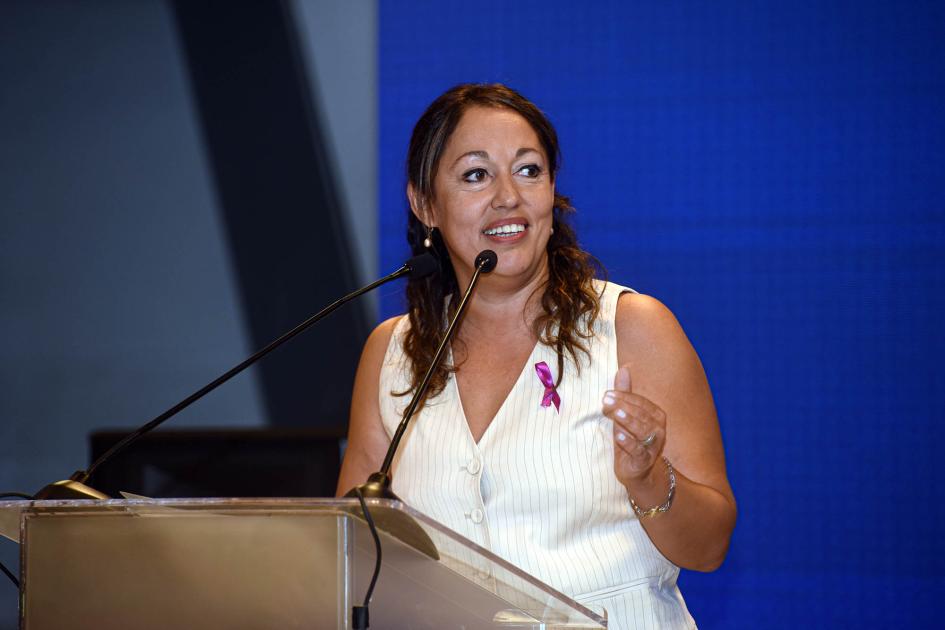 Ministra Fernanda Cardona Ministra Cardona habla desde un atril
