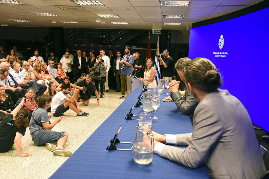 El evento se desarrolló en la sala Idea Vilariño de la Torre de las Telecomunicaciones Al fondo, ministra Cardona habla desde un atril; de espaldas, mesa de autoridades; frente, público