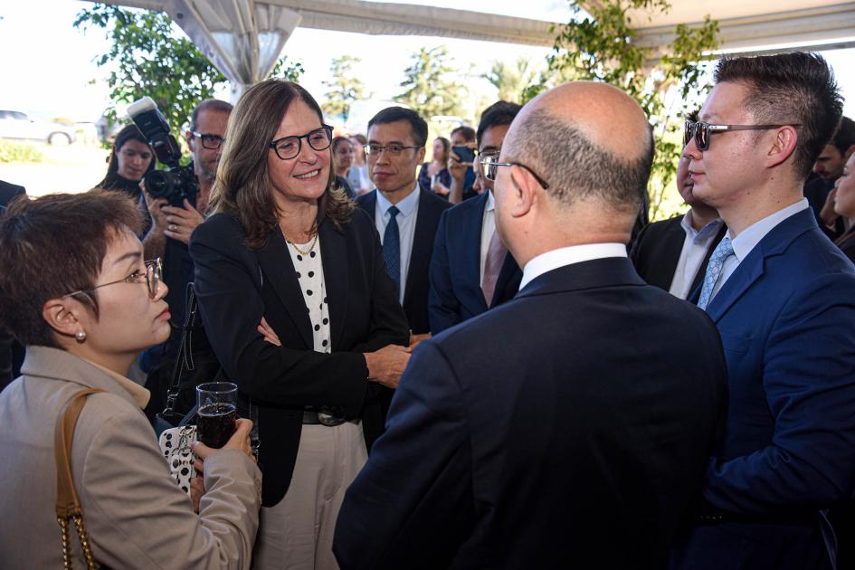 Ministra Facio dialoga con otras personas, en medio de la actividad