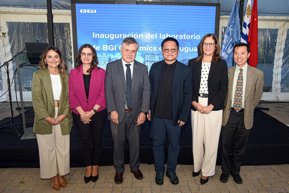Representantes del Gobierno, la empresa y el laboratorio Autoridades nacionales y chinas posan para la foto