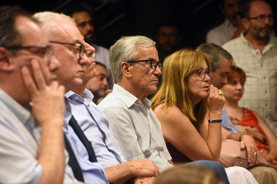 El evento contó con la participación de autoridades ministeriales Autoridades, sentadas entre el público