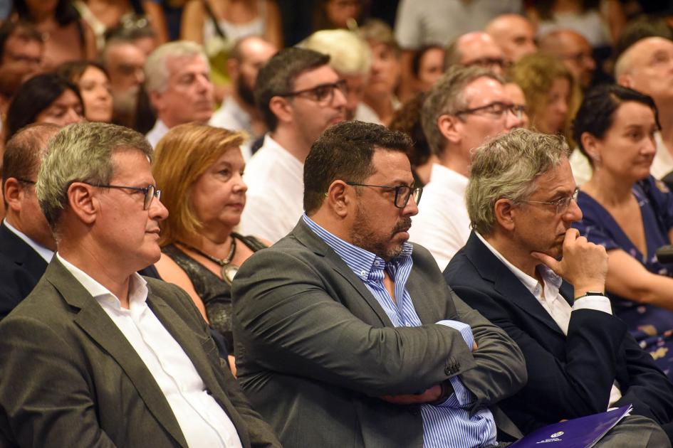 El evento contó con la participación de autoridades de Gobierno Autoridades, sentadas entre el público