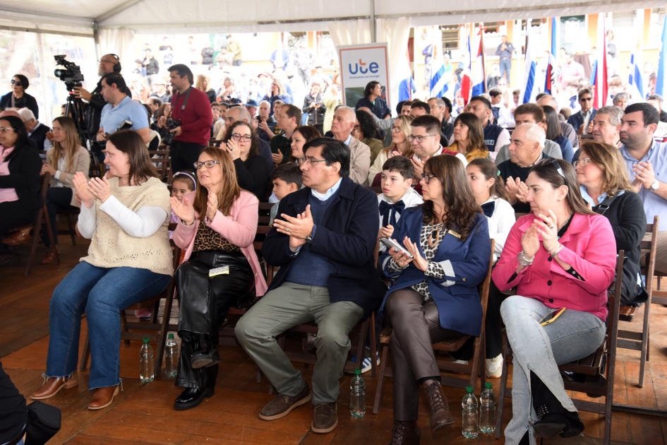 Público sentado aplaude