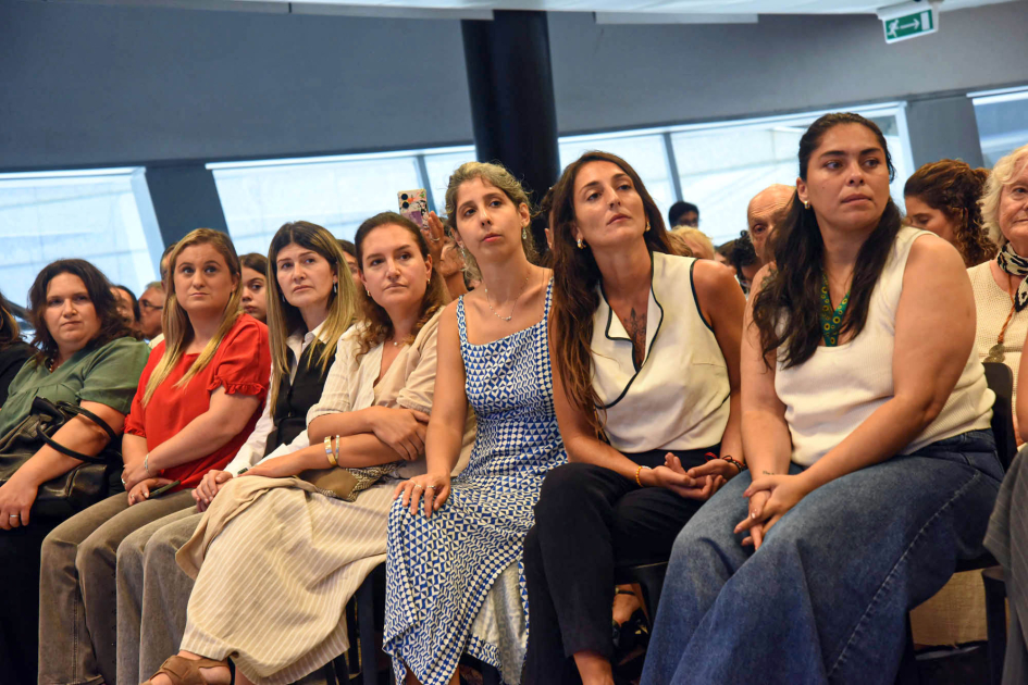 Mujeres sentadas en primera fila