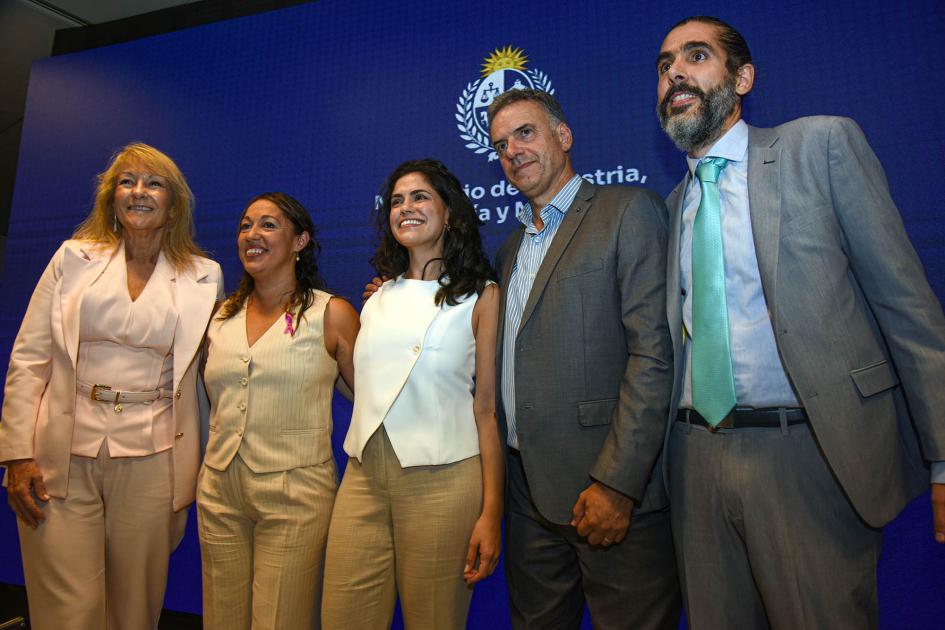 Autoridades que integraron la mesa principal De pie, de izquierda a derecha: Cosse, Cardona, Villar, Orsi y Díaz; detrás, logo del MIEM
