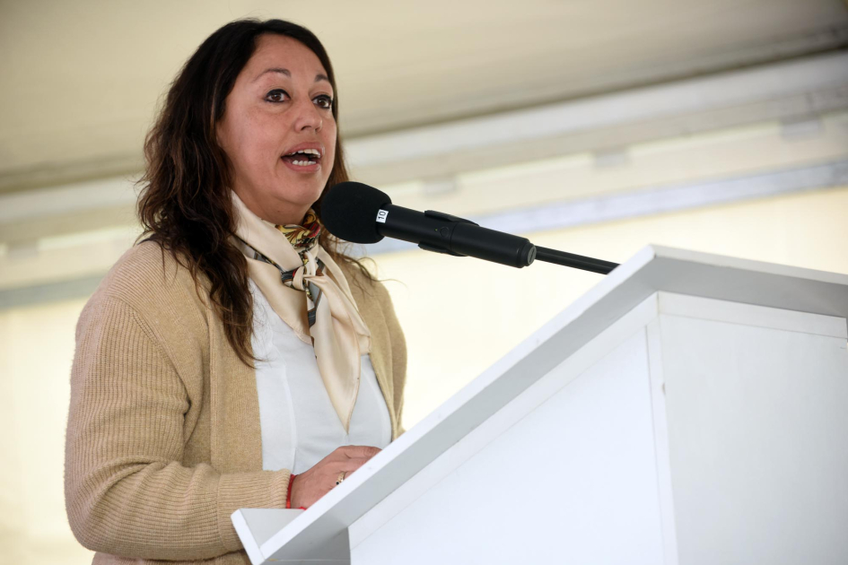 Fernanda Cardona habla a micrófono