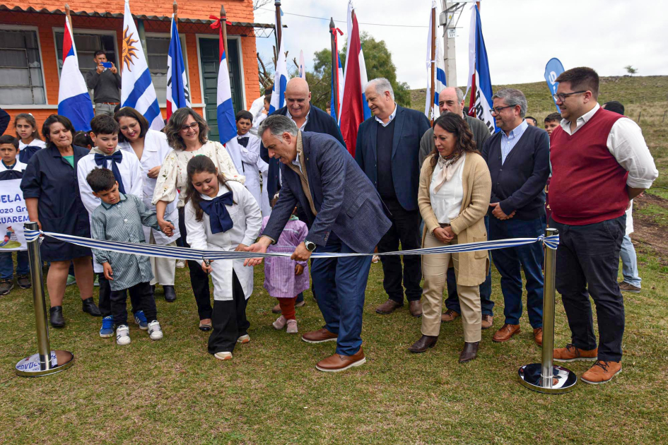 Presidente hace el corte de cinta junto a la ministra, niños y otras personasrson