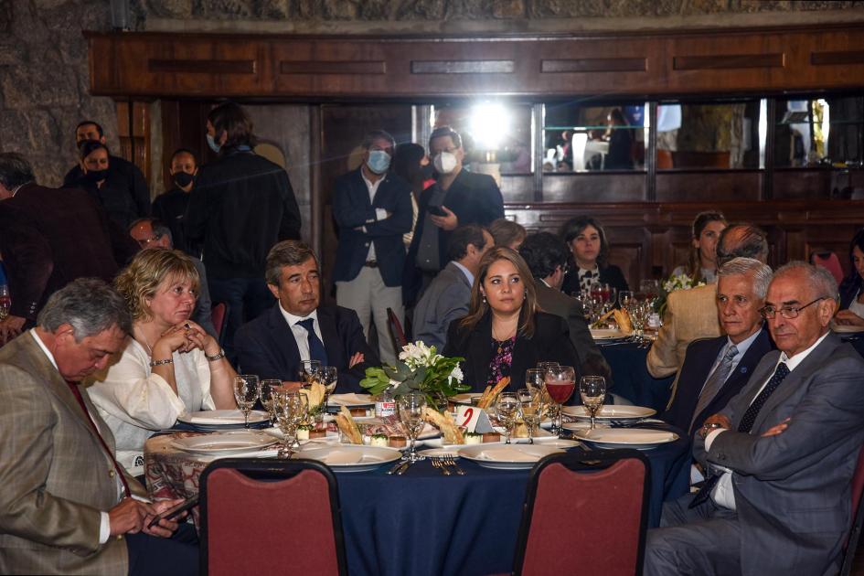 Mesa de invitados, en la que participa la directora Susana Pecoy Mesa de invitados, en la que participa la directora Susana Pecoy
