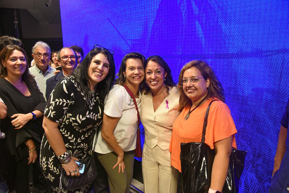 Funcionarios del MIEM asistieron al evento Ministra y funcionarias, de pie