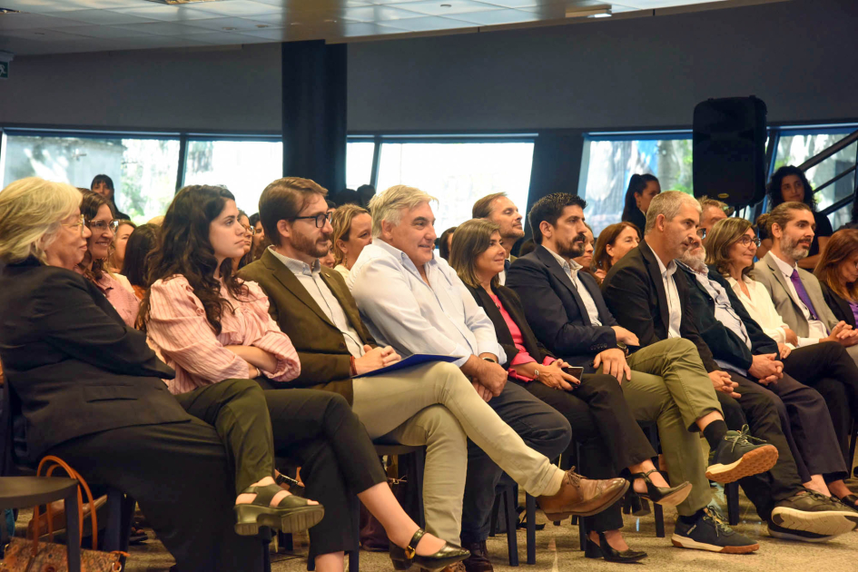 Autoridades sentadas en primera fila