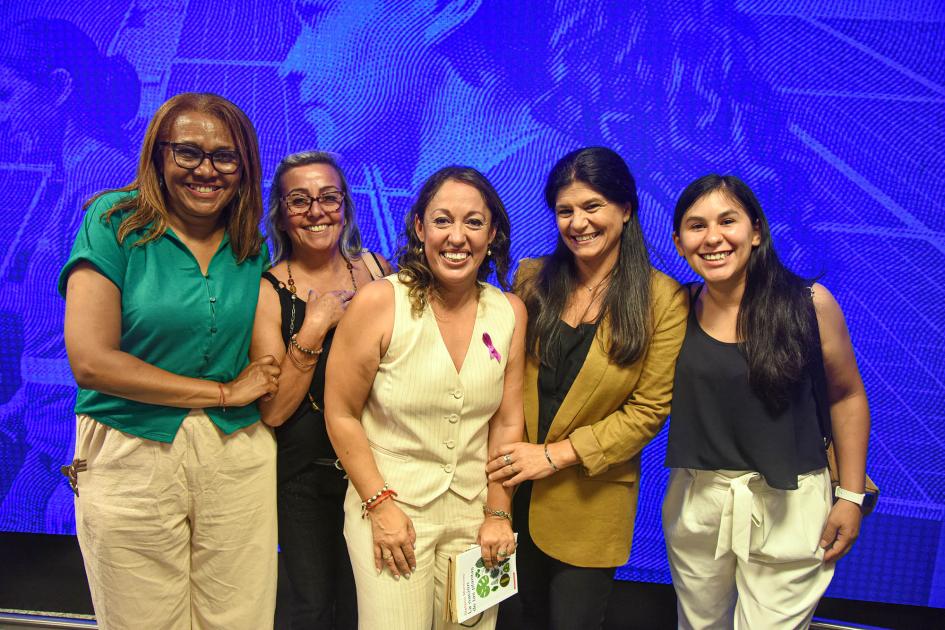 Ministra Cardona y directora Arianna Spinelli, junto a integrantes del sindicato Cinco mujeres, de pie