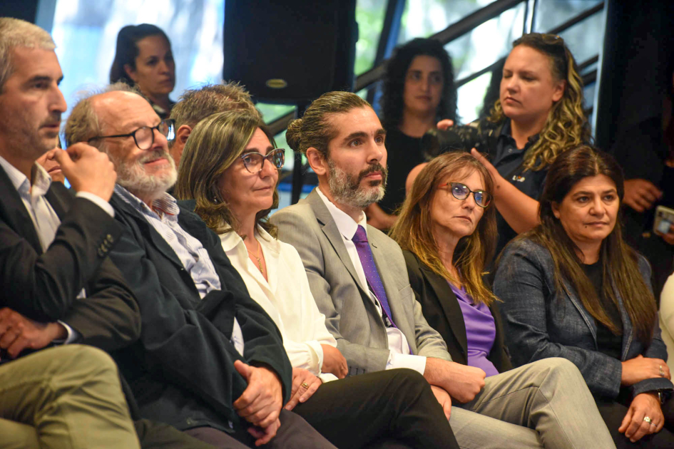 Autoridades sentadas en primera fila