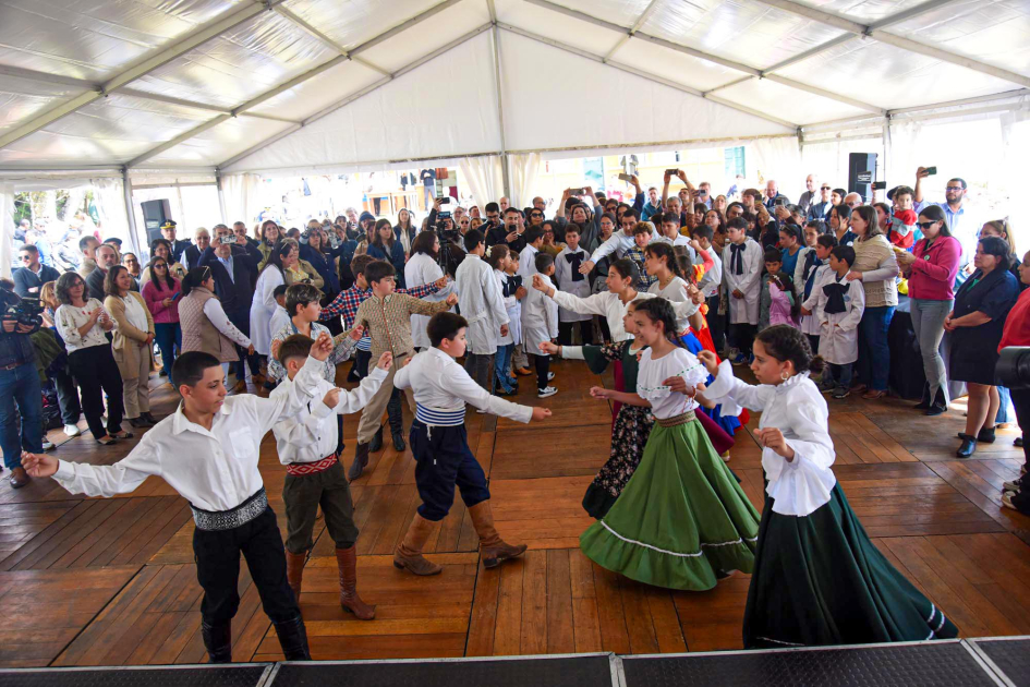 Niños y niñas bailan