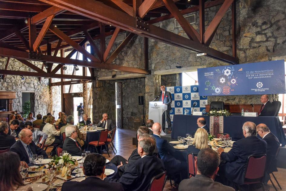 El evento se realizó en el Club de los Industriales; vista de mesas y atril de oradores