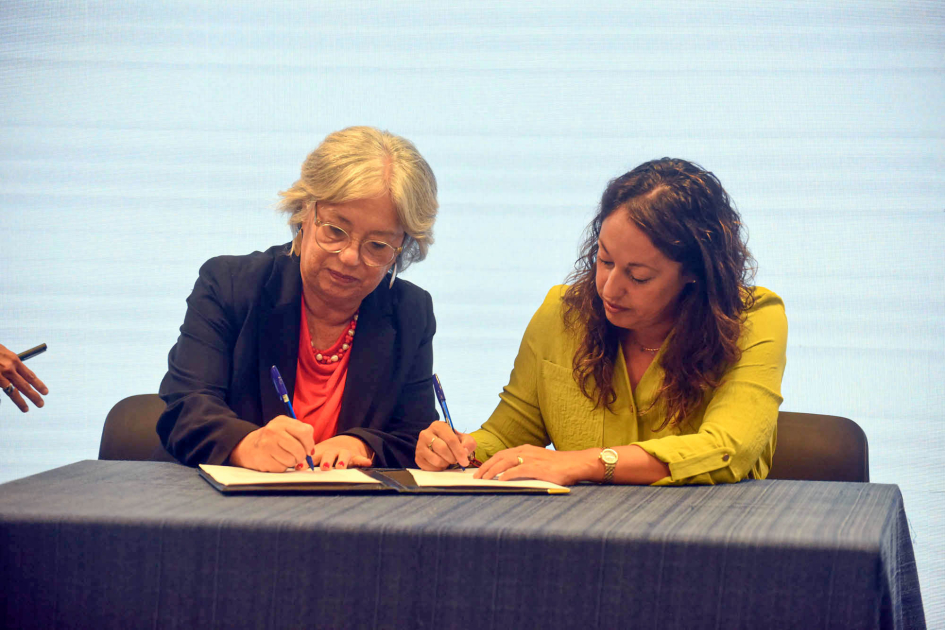 Mónica Xavier y Fernanda Cardona firman convenio