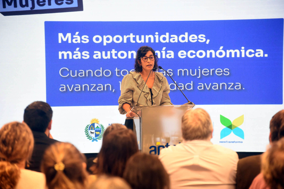 Silvana Balsa, de la Unidad de Género del MIEM, habla desde atril. 