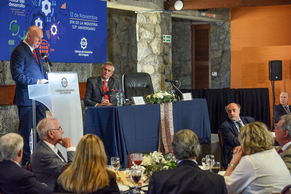 Ministro (I) Walter Verri expuso en el Día de la Industria Exposición de Verri; frente a él se ven los invitados, y a su izquierda el presidente de la CIU