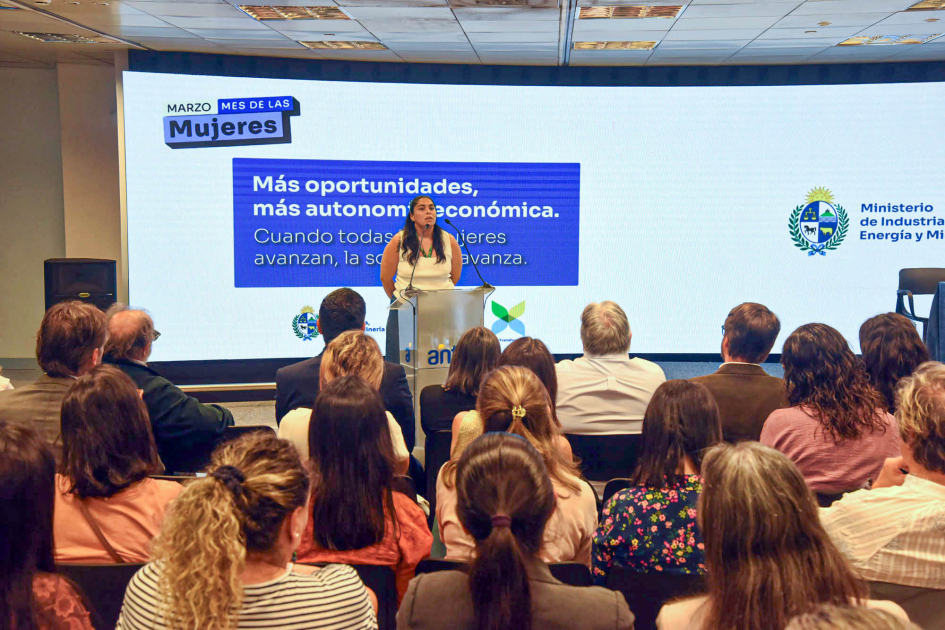 María Carolina Moreira, de la empresa BeeKind, habla desde atril. Público sentado