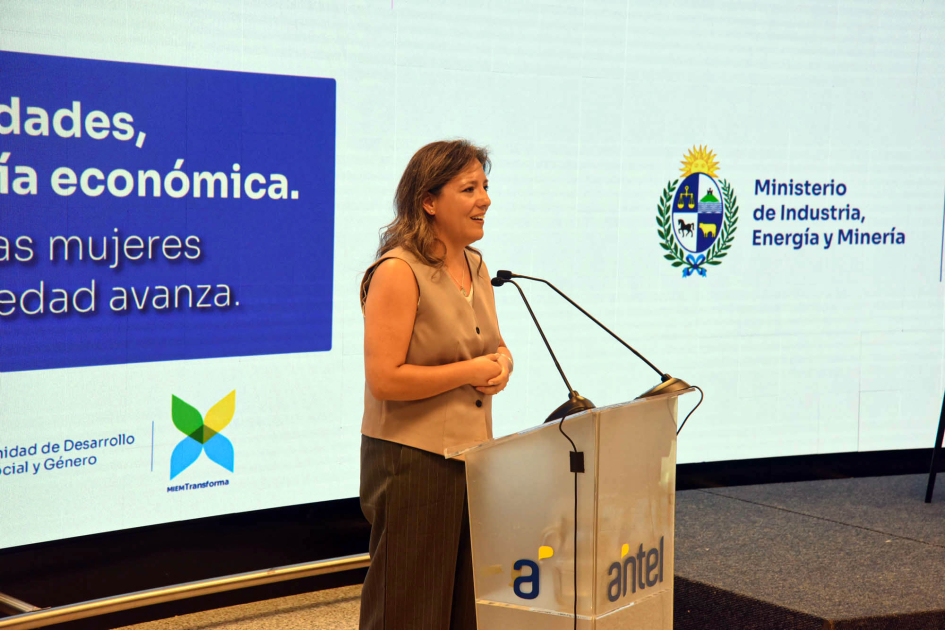 Stefanía Pouquette, de ColorLabs, habla desde atril.