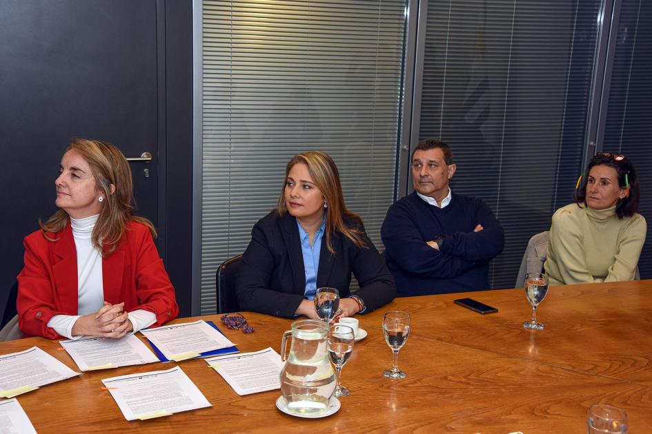 Autoridades representantes de las instituciones participantes del proyecto Directora Pecoy, junto a un hombre y una mujer