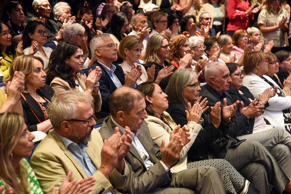 Ministra junto al resto de autoridades aplaudiendo el discurso Ministra junto al resto de autoridades aplaudiendo el discurso
