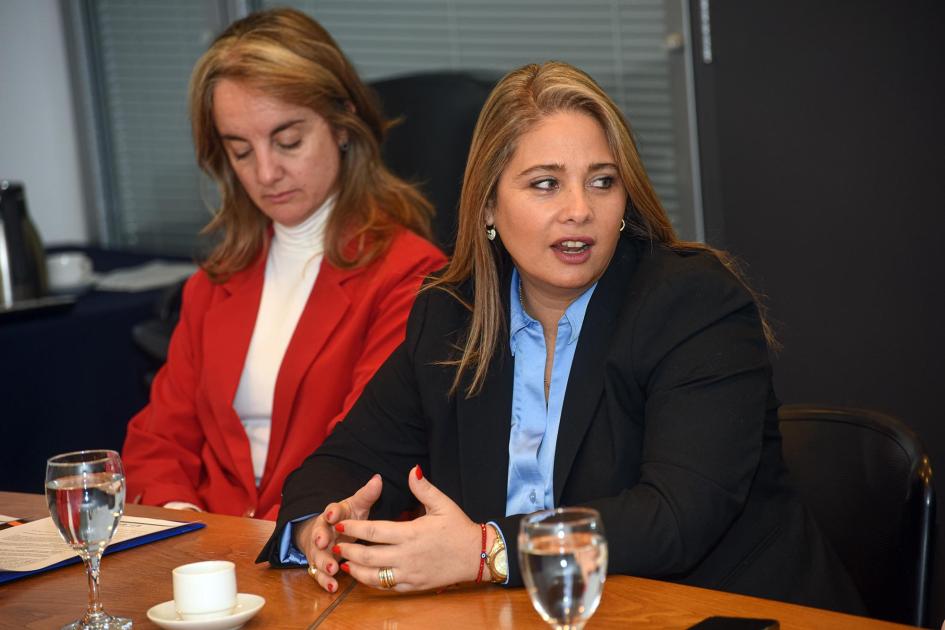 Directora Pecoy habla junto a una mujer