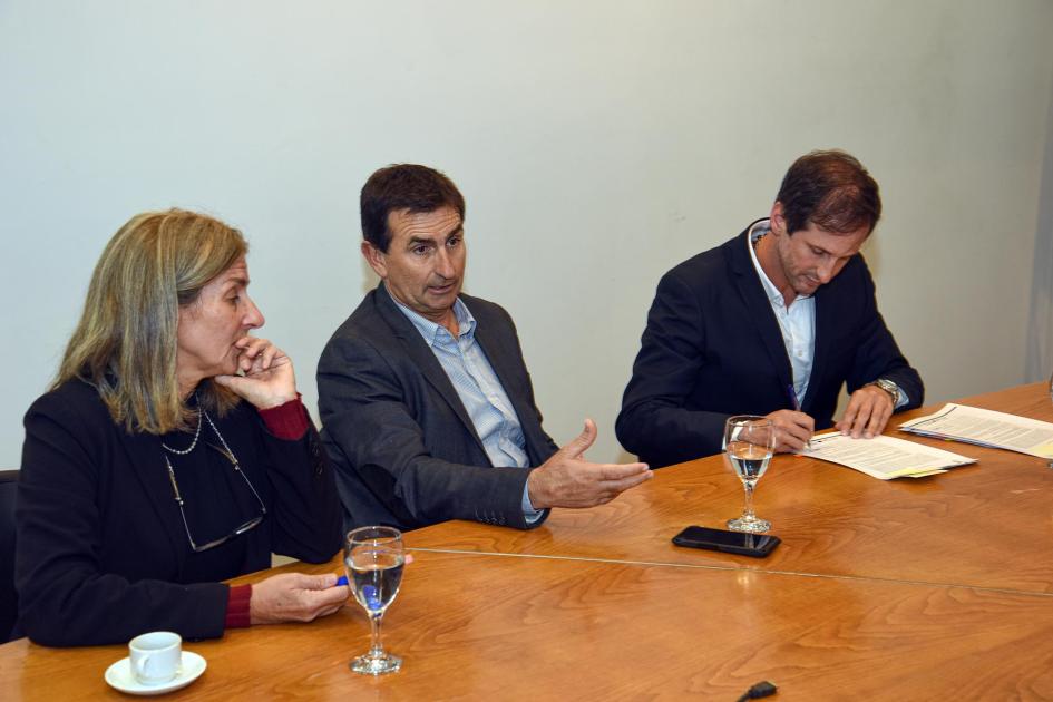 Las intendencias reciben camiones y otros equipos para recoger y luego valorizar los residuos Reprsentantes de las instituciones; uno de ellos firma