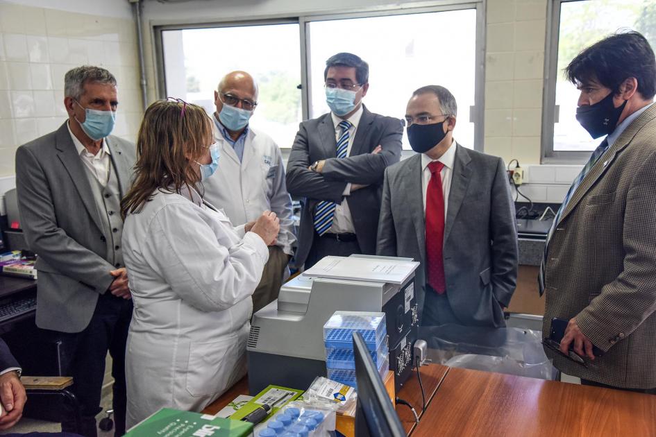 Autoridades visitaron el laboratorio donde se encuentran los equipos donados